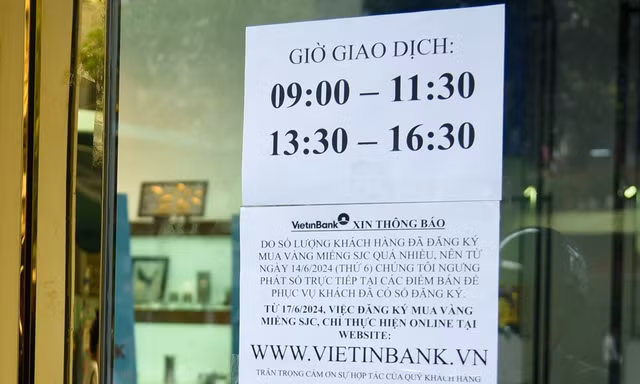 Dừng bán vàng trực tiếp tại ngân hàng và Công ty SJC