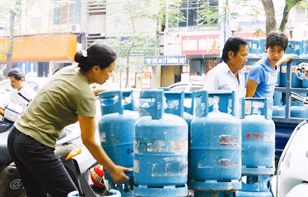 Sau 32 ngày, giá gas bán lẻ đã tăng 66.000 đồng/bình 12kg. Ảnh: Hồng Vĩnh