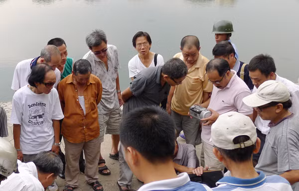 Một góc chợ điện tử cũ bên hồ Thiền Quang. Ảnh: Xuân Phú