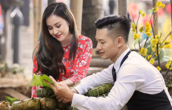 "Bà Tưng" Huyền Anh góp mặt trong MV "Ly rượu mừng" của ca sĩ Đức Tuấn.
