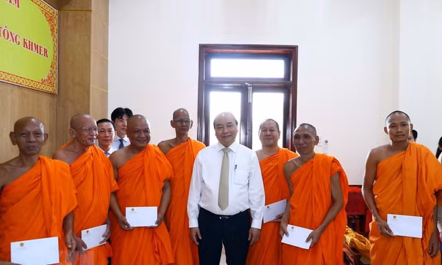 Thủ tướng Nguyễn Xuân Phúc tặng quà các vị sư sãi của Học viện Phật giáo Nam tông Khmer. (Ảnh: Thống Nhất/TTXVN)