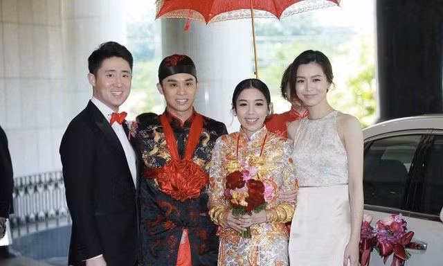 Sau ái nữ ‘vua sòng bạc’, thiên kim Hong Kong 'khệ nệ' vòng vàng trong ngày cưới