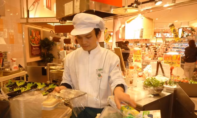 Du học sinh làm thêm, có tiền gửi về cho bố mẹ chỉ là ảo tưởng