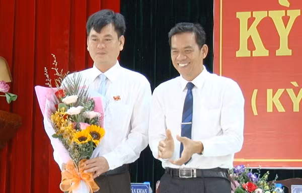 Ông Trần Trung Nhân (vô tay) được điều động giữ chức Trưởng Ban Nội chính Tỉnh ủy thay ông Hồ Văn Năm bị cách chức.