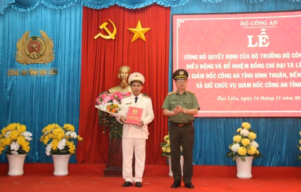 Thượng tướng Nguyễn Văn Thành, Thứ trưởng Bộ Công an trao quyết định điều động và bổ nhiệm Đại tá Lê Việt Thắng (Ảnh: Công an tỉnh Bạc Liêu)