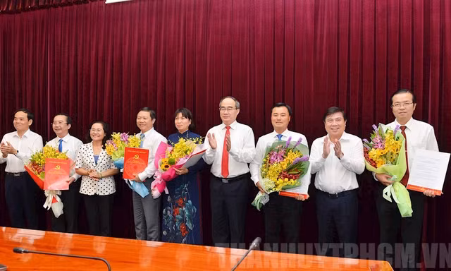 Lãnh đạo thành phố Hồ Chí Minh trao quyết định và chúc mừng các tân Ủy viên Ban Chấp hành Đảng bộ thành phố Hồ Chí Minh.