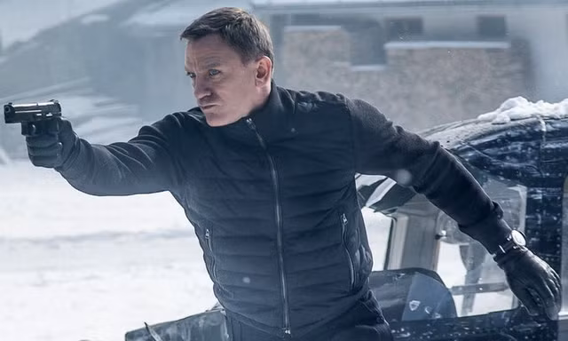Đoàn phim James Bond làm căn cứ không quân Anh náo loạn, 400 người sơ tán