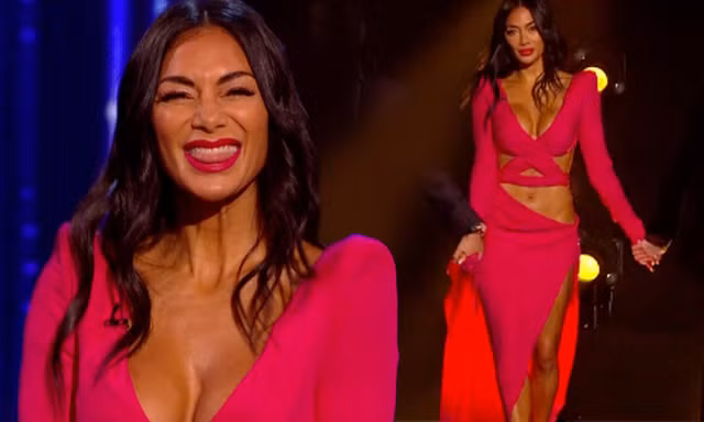 ‘Nóng mặt’ với bộ cánh không thể hở hơn của nữ giám khảo X-Factor
