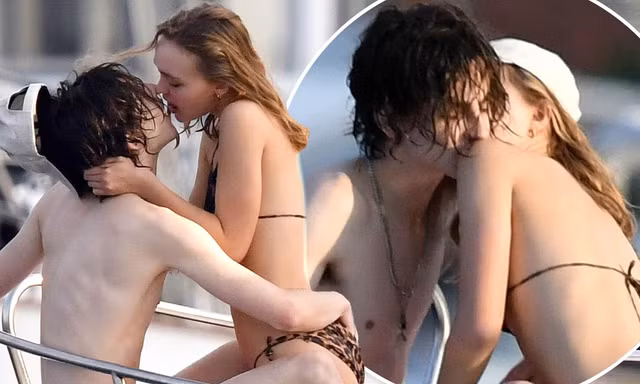 Ái nữ Johnny Depp diện bikini bé xíu hôn bạn trai đắm đuối trên biển