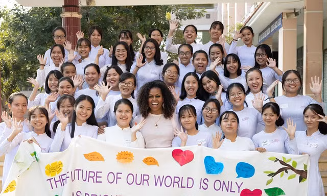 Bà Michelle Obama đã đến thăm các nữ sinh trường THPT Cần Giuộc, Long An. Ảnh: Instagram