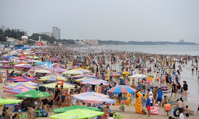 Biển Vũng Tàu ken đặc người tắm biển ngày lễ