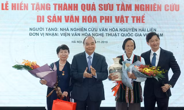 Thủ tướng Chính phủ tặng hoa và quà cho gia đình nhà nghiên cứu Nguyễn Hải Liên. 