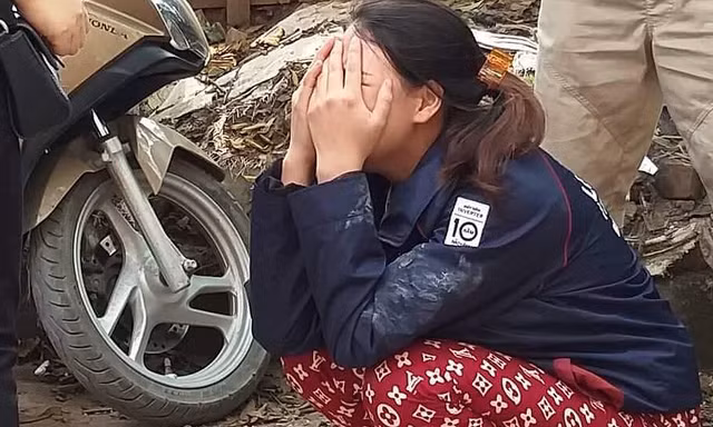 Người thân gào khóc tại hiện trường vụ cháy. Ảnh: HT