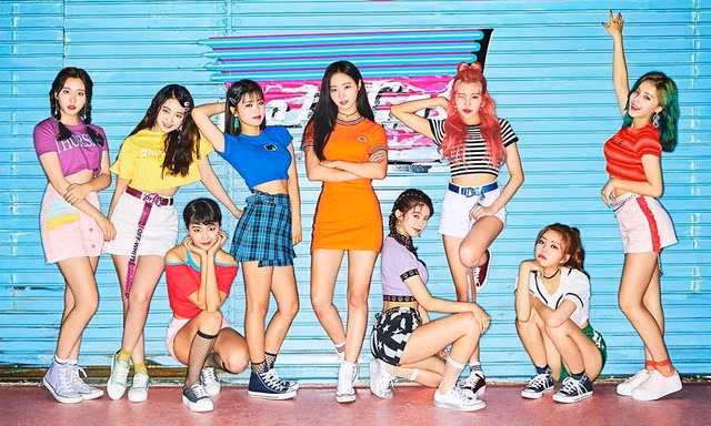 Nhóm nhạc nữ MOMOLAND.