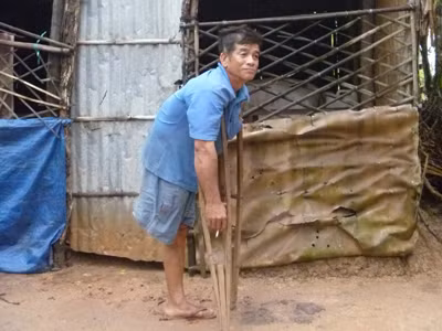 Lê Văn Tài bên căn chòi của mình