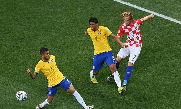 Rakitic (phải) ra sân trong trận khai mạc World Cup