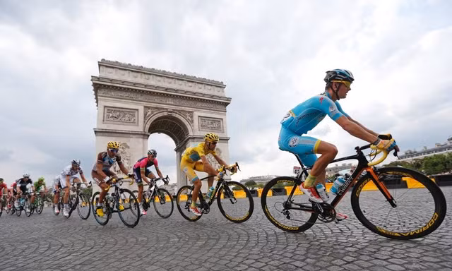 Các tay đua đi qua đại lộ Champs-Élysées 