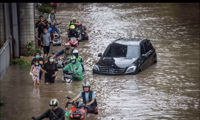Ô tô, xe máy bị ngập nặng trên đường phố thủ đô Jakarta.