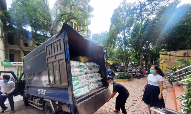 Huyện Gia Lâm tặng thêm 2 tấn gạo cho người khó khăn