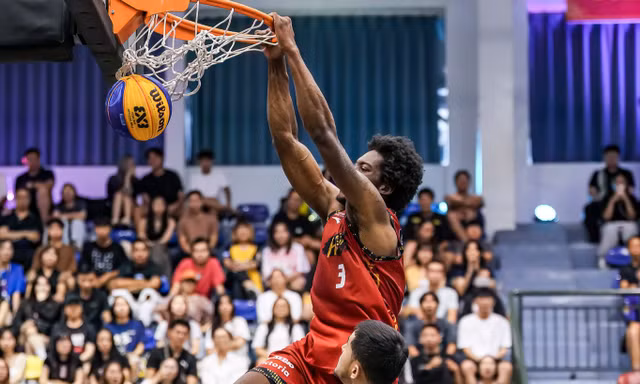 Saigon Heat biến giải đấu 3x3 thành show diễn úp rổ
