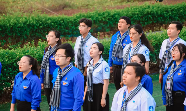 Tuổi trẻ TPHCM chào cờ 'Tôi yêu Tổ quốc tôi' tại huyện đảo Phú Quý