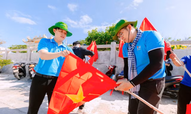 Thanh niên, sinh viên TPHCM hướng về biển đảo Tổ quốc