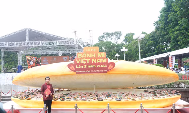 Ổ bánh mì khổng lồ tại Lễ hội bánh mì 2024