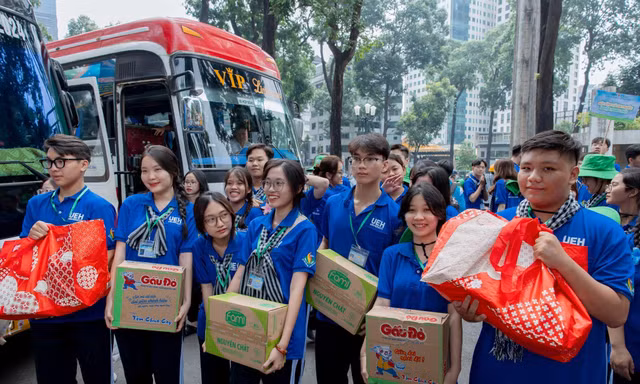 Gần 600 sinh viên kinh tế lên đường tình nguyện hè