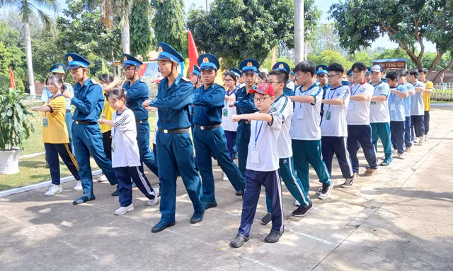 Trải nghiệm một ngày làm chiến sĩ 