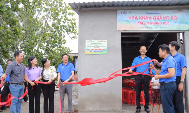  Trao tặng Nhà khăn quàng đỏ cho học sinh mồ côi vì dịch COVID-19