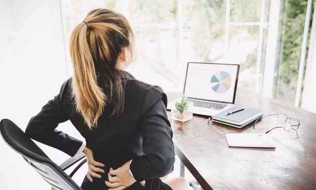 Gen Z và nỗi lo bệnh cột sống sau những ngày triền miên 'chạy deadline'