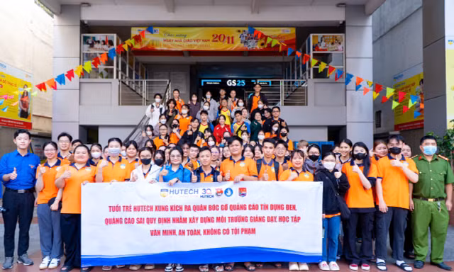 Giảng viên cùng sinh viên xuống đường bóc gỡ quảng cáo trái phép trong ngày 20/11