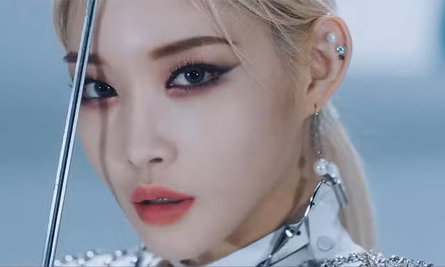 Nữ ca sĩ từng bị gọi là 'virus corona' khi đến Ý - Chung Ha mắc COVID-19