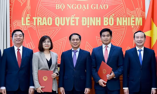 Thứ trưởng Bùi Thanh Sơn trao quyết định và chúc mừng các cán bộ được bổ nhiệm. Ảnh: VGP
