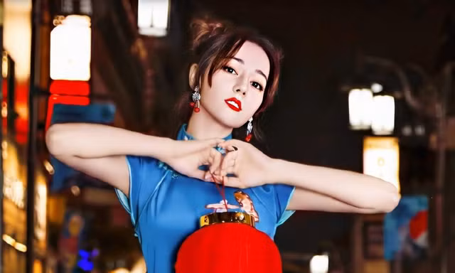 Địch Lệ Nhiệt Ba mặc sườn xám khoe body nuột nà, chân dài miên man