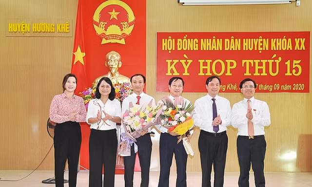 Lãnh đạo Tỉnh ủy, HĐND tỉnh Hà Tĩnh chúc mừng các nhân sự mới. Ảnh: Báo Hà Tĩnh