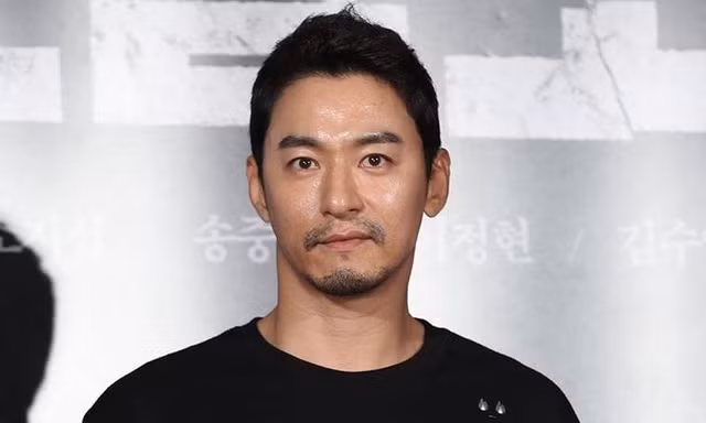 Tài tử Joo Jin Mo thừa nhận bị tin tặc tống tiền và làm rò rỉ các tin nhắn mồi chài phụ nữ.