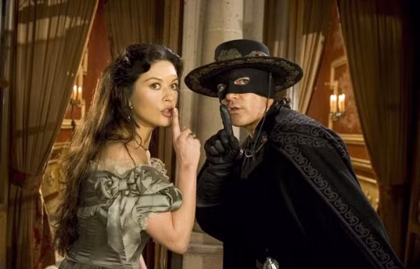 Tài tử 'Mặt nạ Zorro' đón sinh nhật trong bệnh viện vì mắc COVID-19