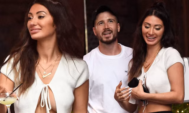 Đi ăn cùng ‘tay sát gái’, Francesca Farago mặc crop-top hở bạo còn ‘quên’ nội y
