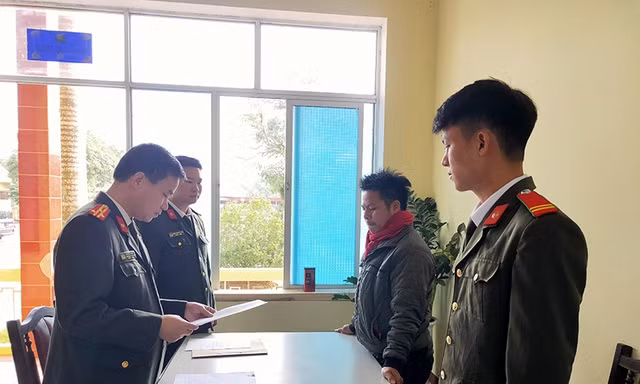 Công an huyện Ba Chẽ tống đạt quyết định xử phạt đối tượng Triệu Đức Giang (ảnh báo Quảng Ninh)
