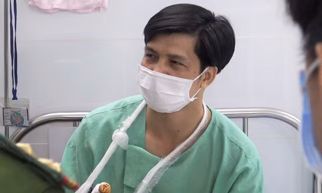 31 lính cứu hỏa bị axit văng vào người, mắt trong vụ cháy khu chế xuất