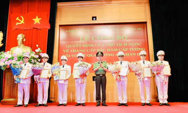 Đại tướng Tô Lâm, Bộ trưởng Bộ Công an trao quyết định và tặng hoa chúc mừng 7 sĩ quan Công an được thăng quân hàm Thiếu tướng.