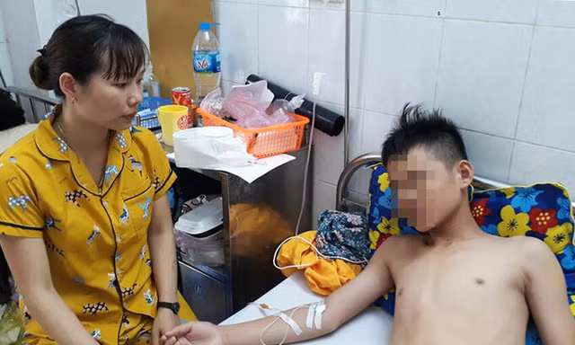 Lê Phước Duy nằm điều trị tại Bệnh viện Đa khoa tỉnh Thanh Hóa. Ảnh: Lê Hoàng/VNE