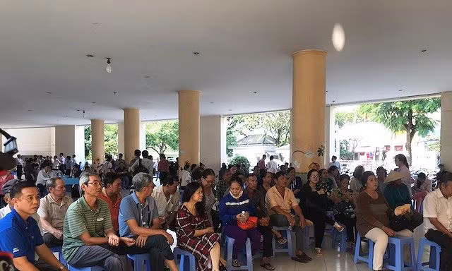 Người dân Thủ Thiêm: Xin chủ tọa đừng cắt loa