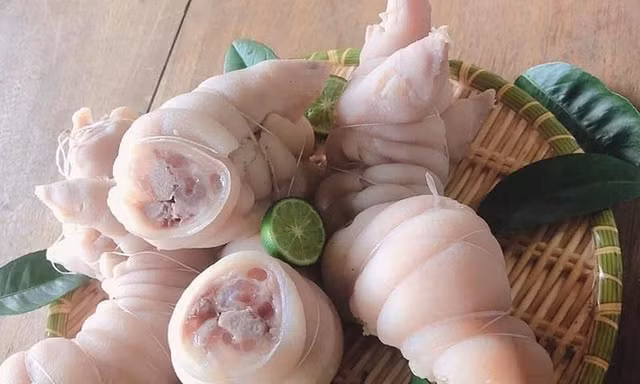 Móng giò rút xương luộc sẵn hút chân không được chợ mạng bán với giá 100.000 đồng/kg.