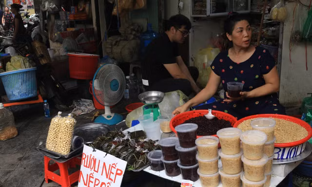 Tất bật chợ sớm sắm Tết Đoan Ngọ