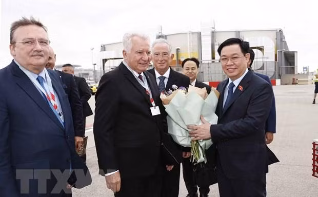 Chủ tịch Quốc hội Vương Đình Huệ bắt đầu thăm chính thức Hungary
