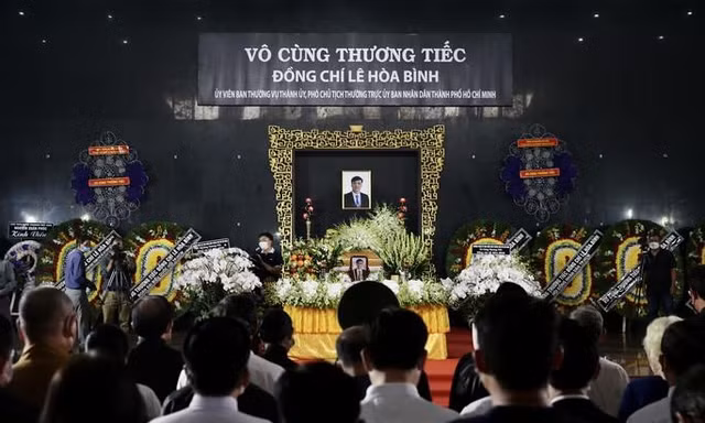 Chủ tịch nước Nguyễn Xuân Phúc viếng Phó Chủ tịch thường trực UBND TPHCM Lê Hòa Bình