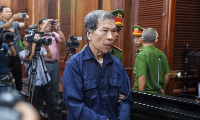 Bị cáo Trần Văn Sỹ được ngồi nghe công bố cáo trạng vì lý do sức khỏe