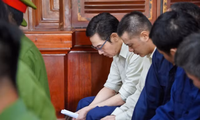 Bị cáo Trịnh Văn Hưng (đeo kính) tại phiên tòa